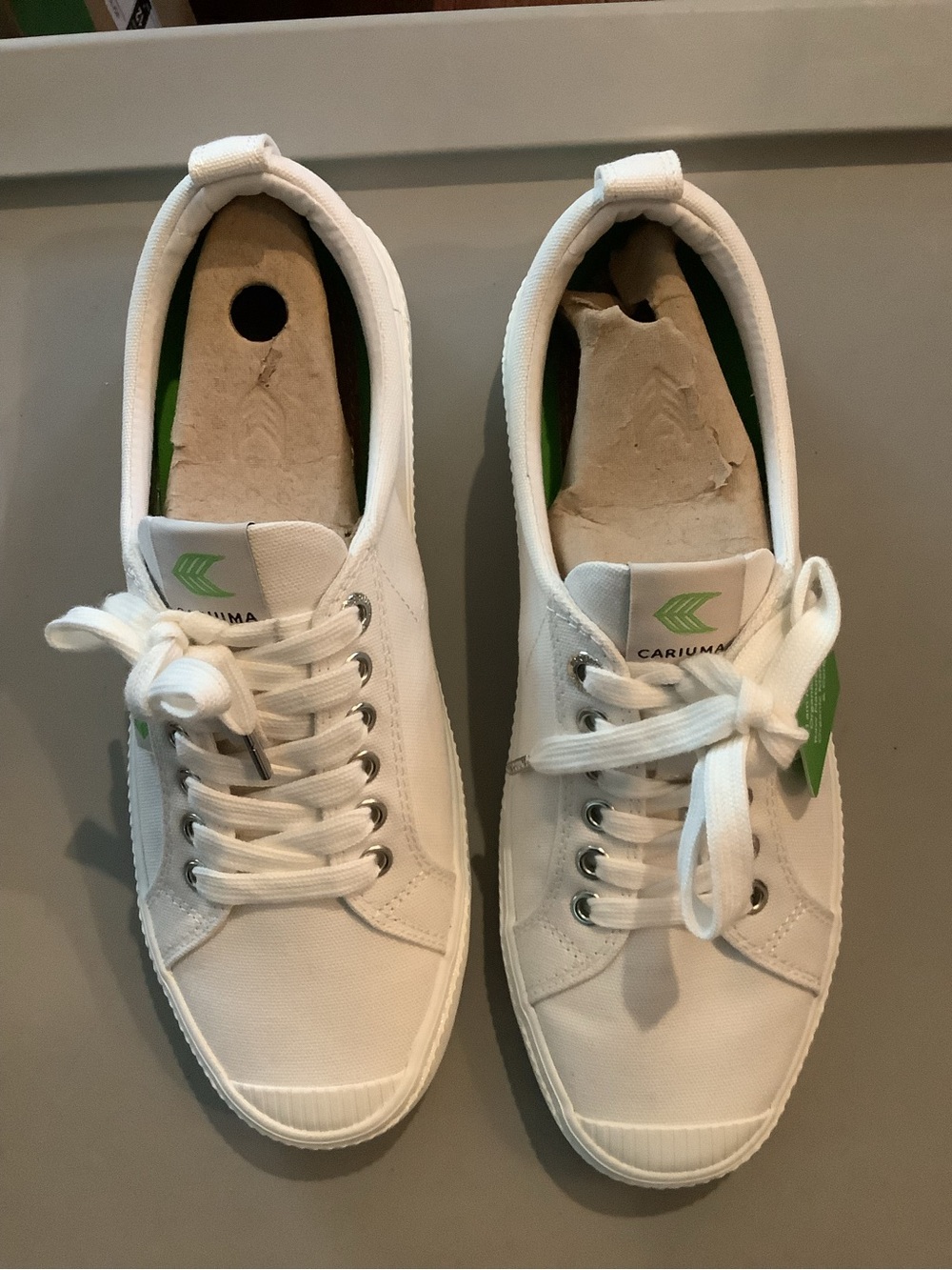 Cariuma White Canvas Sneakers with Green Logo Accents women’s 8.5. Brand New